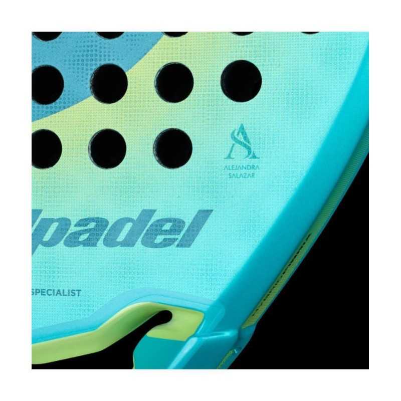 Détail du grain rugueux 3D dans la Bullpadel Flow W 25 pour des coups avec effet